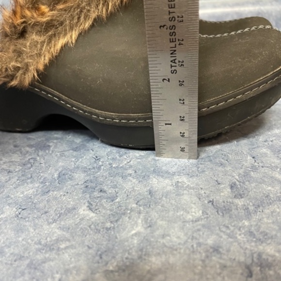 Crocs Women's Cobbler fuzz Clog with Faux Fur Slides Mules - Picture 4 of 5